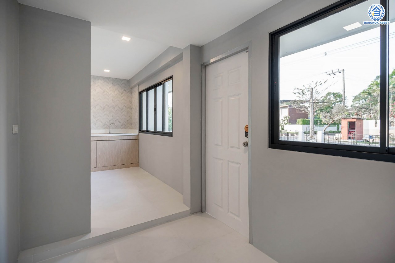 คฤหาสน์มือสองตกแต่งใหม่ โครงการ บ้านภาณุ ปิ่นเกล้า-บรมราชชนนี เนื้อที่ 142.7 ตร.ว. ฟังก์ชันจัดเต็ม 5 ห้องนอน 6 ห้องน้ำ 1 ห้องแม่บ้าน จอดรถได้ 4 คัน บนพื้นที่ใช้สอยเกือบ 451.5 ตร.ม. พร้อมพื้นที่สีเขียวสนามหญ้ากว้างขวาง ตอบโจทย์ครอบครัวใหญ่ บนทำเลศักยภาพ เชื่อมต่อทั้งถนนกาญจนาภิเษก และทางคู่ขนานลอยฟ้าบรมราชชนนี ใกล้ ม.มหิดล, สถานีขนส่งสายใต้ใหม่ และเซ็นทรัลปิ่นเกล้า